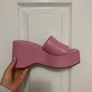 Real leather brand new baby pink pumps. Never worn before in perfect condition:)